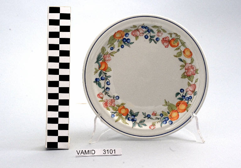 Fiori e frutti (piatto piano) di Società Ceramica Richard Ginori (sec. XX)