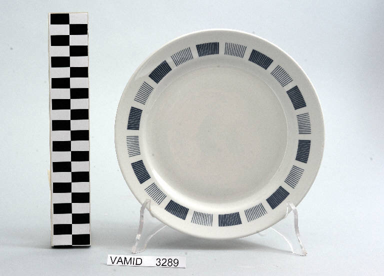 Motivi decorativi geometrici (piatto da frutta) di Società Ceramica Richard Ginori (terzo quarto sec. XX)