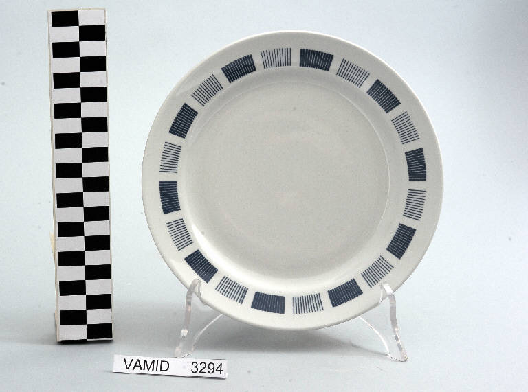Motivi decorativi geometrici (piatto da frutta) di Società Ceramica Richard Ginori (terzo quarto sec. XX)