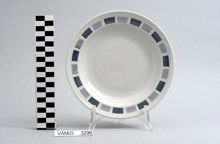 Motivi decorativi geometrici (piatto fondo) di Società Ceramica Richard Ginori (terzo quarto sec. XX)