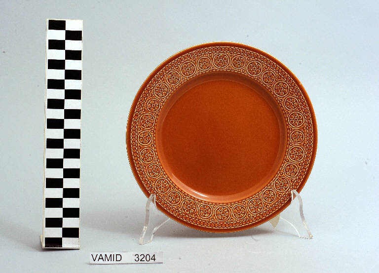 Motivi decorativi geometrici e vegetali stilizzati (piatto da frutta) di Campi Antonia; Società Ceramica Richard Ginori (sec. XX)