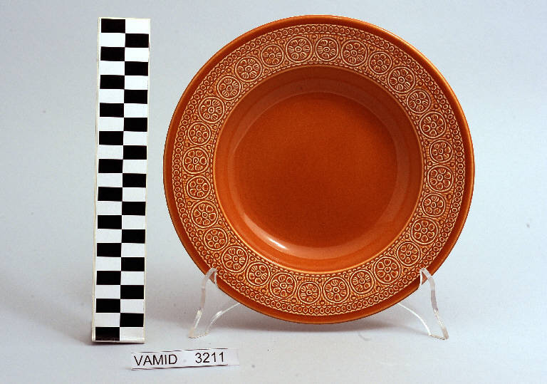 Motivi decorativi geometrici e vegetali stilizzati (piatto fondo) di Campi Antonia; Società Ceramica Richard Ginori (sec. XX)