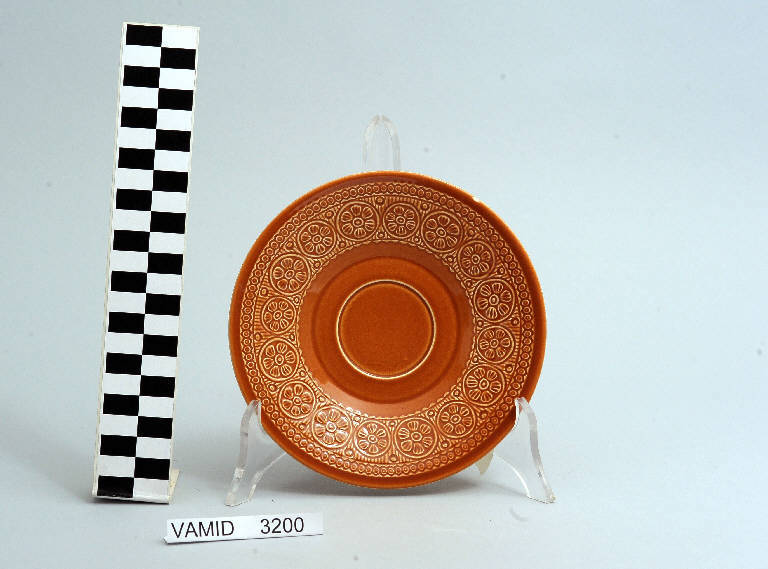 Motivi decorativi geometrici e vegetali stilizzati (piattino da tè) di Campi Antonia; Società Ceramica Richard Ginori (sec. XX)