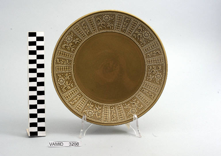 Motivi decorativi geometrici e vegetali stilizzati (piatto piano) di Campi Antonia; Società Ceramica Richard Ginori (sec. XX)