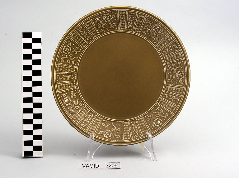 Motivi decorativi geometrici e vegetali stilizzati (piatto piano) di Campi Antonia; Società Ceramica Richard Ginori (sec. XX)
