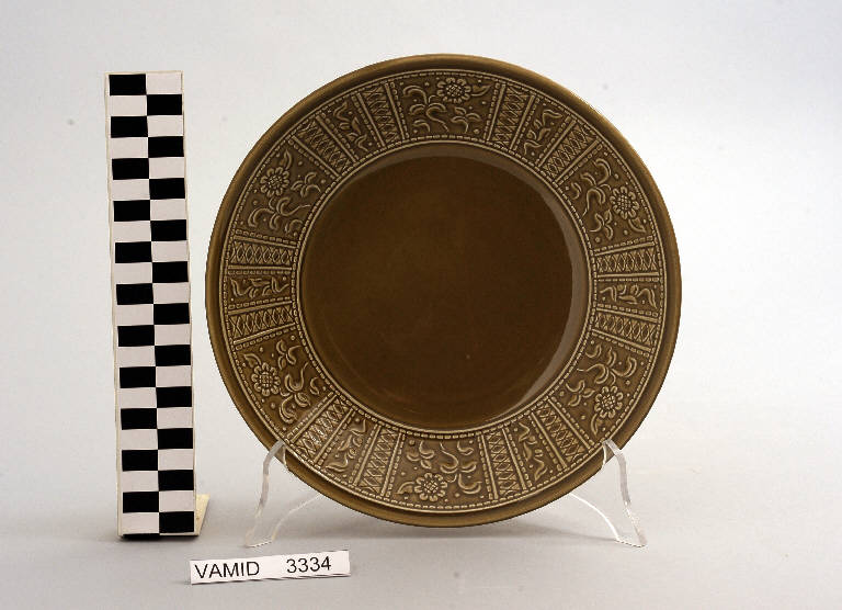 Motivi decorativi geometrici e vegetali stilizzati (piatto fondo) di Campi Antonia; Società Ceramica Richard Ginori (sec. XX)