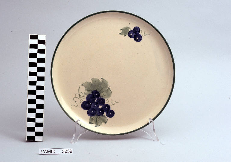 Grappolo d'uva (piatto piano) di Ceramiche Pareschi (ultimo quarto sec. XX)
