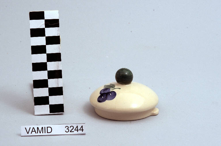 Grappolo d'uva (coperchio di teiera) di Ceramiche Pareschi (ultimo quarto sec. XX)