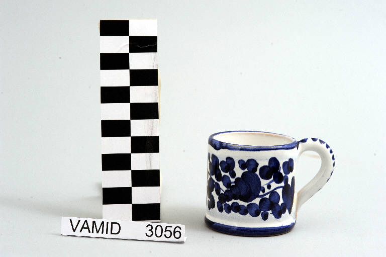 Motivi decorativi floreali stilizzati (tazzina da caffè) - manifattura di Deruta (seconda metà sec. XX)