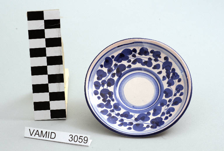 Motivi decorativi floreali stilizzati (piattino da caffè) - manifattura di Deruta (seconda metà sec. XX)