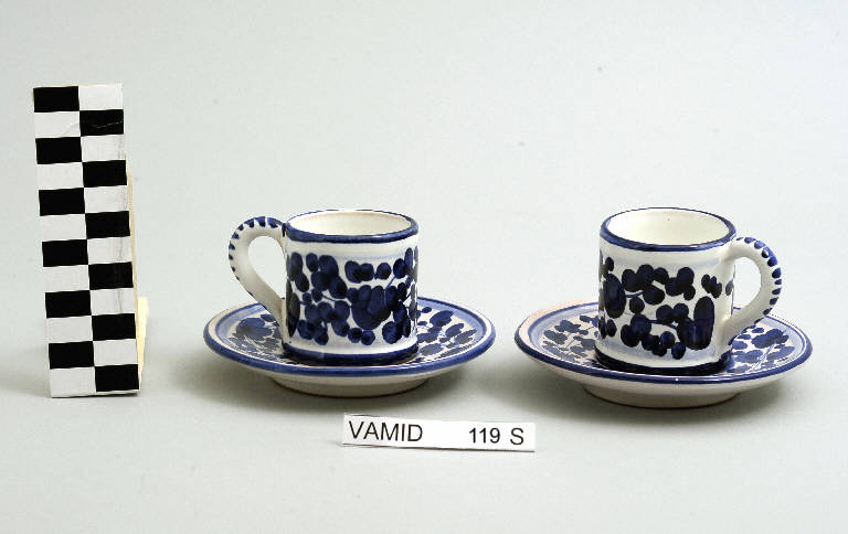 Motivi decorativi floreali stilizzati (servizio da caffè) - manifattura di Deruta (seconda metà sec. XX)