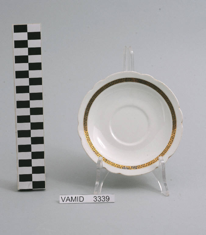 Motivi decorativi geometrici (piattino da tè) di Società Ceramica Revelli (metà sec. XX)