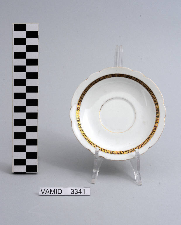 Motivi decorativi geometrici (piattino da tè) di Società Ceramica Revelli (metà sec. XX)