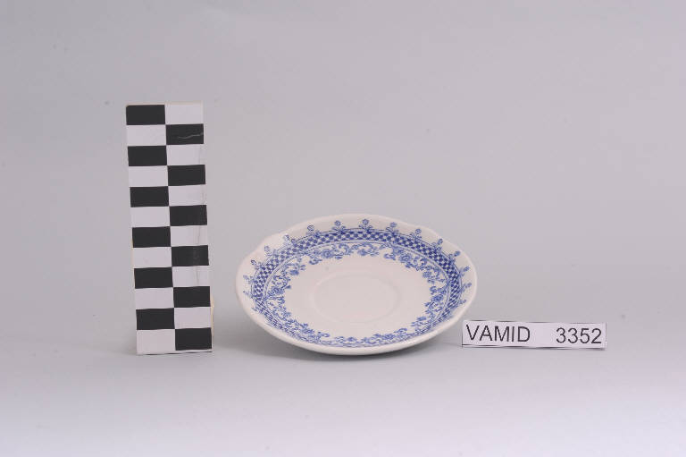 Motivi decorativi geometrici e floreali (piattino da caffè) di Società Ceramica Italiana Laveno (metà sec. XX)