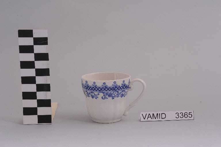 Motivi decorativi geometrici e floreali (tazzina da caffè) di Società Ceramica Italiana Laveno (metà sec. XX)