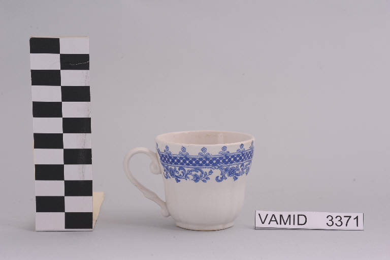 Motivi decorativi geometrici e floreali (tazzina da caffè) di Società Ceramica Italiana Laveno (metà sec. XX)