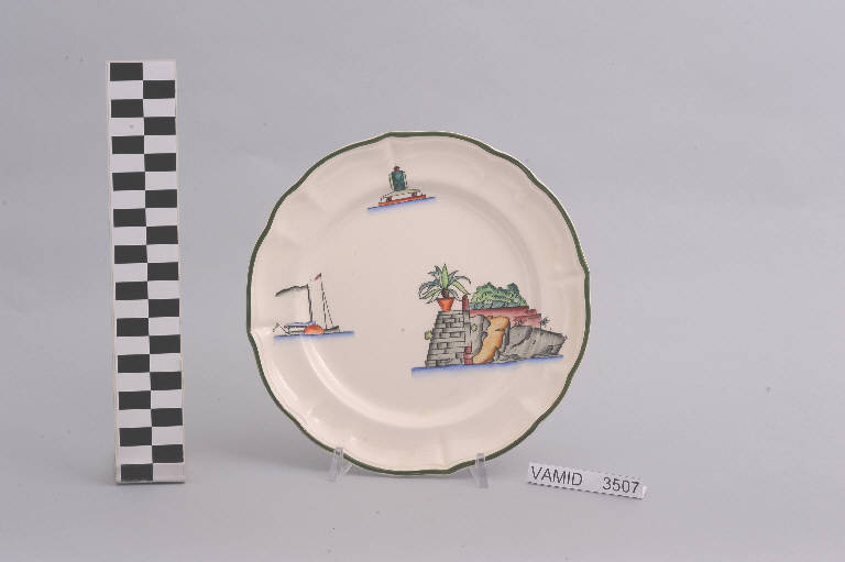 Veduta di un attracco ed elementi caratteristici del Lago Maggiore (piatto da frutta) di Società Ceramica Italiana Laveno; Andlovitz Guido (sec. XX)