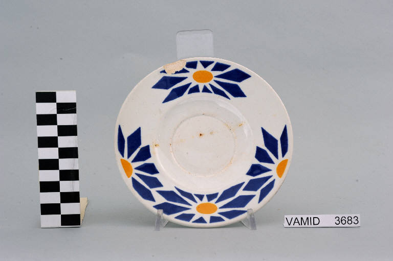 Motivi decorativi vegetali stilizzati (piattino da tè) di Società Ceramica Richard Ginori (sec. XX)