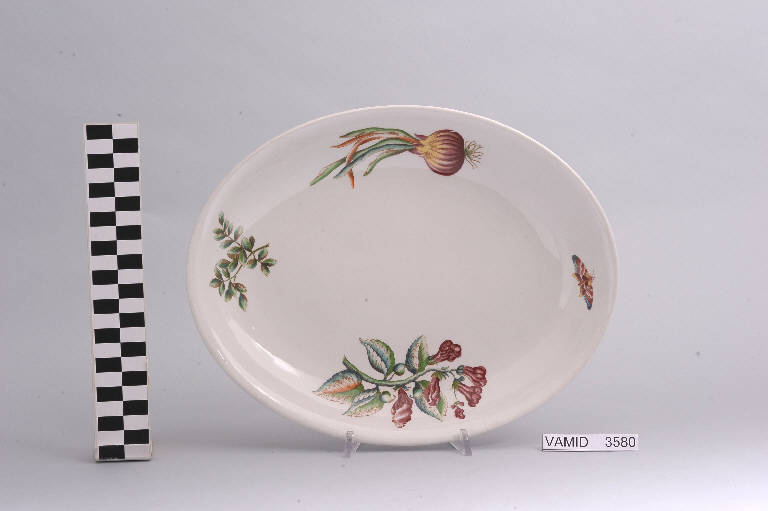 Natura morta (piatto da portata) di Società Ceramica Richard Ginori (sec. XX)