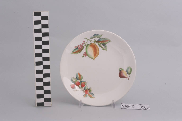 Natura morta (piatto da frutta) di Società Ceramica Richard Ginori (sec. XX)