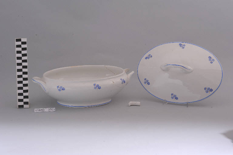 Motivi decorativi floreali (zuppiera) di Società Ceramica Revelli (sec. XX)