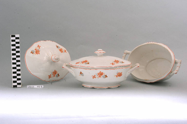 Motivi decorativi floreali (servizio da tavola) di Società Ceramica Revelli (sec. XX)