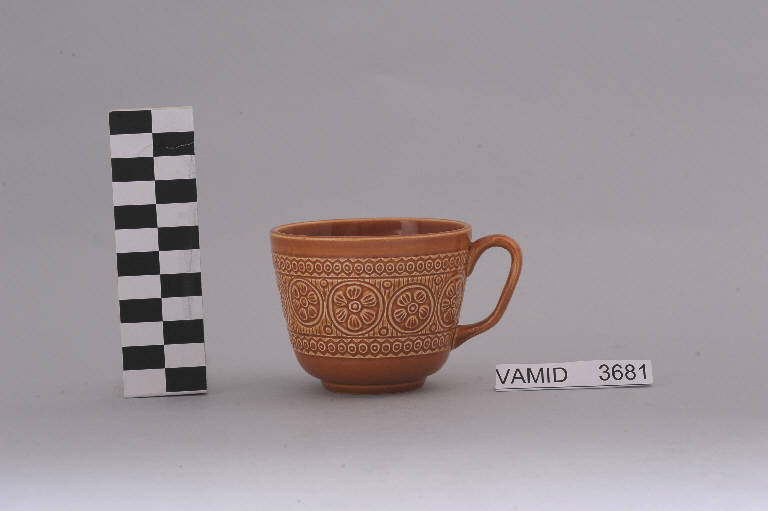 Motivi decorativi geometrici e vegetali stilizzati (tazza da thè) di Campi Antonia; Società Ceramica Richard Ginori (sec. XX)