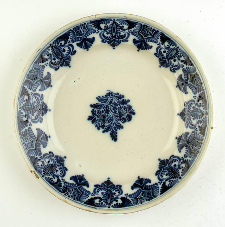 elementi decorativi vegetali (piatto) di Coppellotti, Antonio Maria (cerchia) (metà sec. XVIII)
