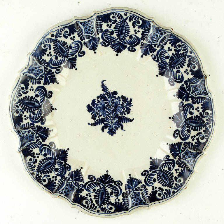 elementi decorativi vegetali (piatto) di Coppellotti, Antonio Maria (attribuito) (metà sec. XVIII)