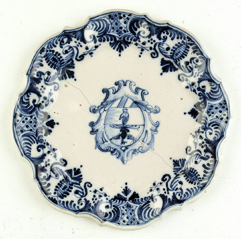 elementi decorativi vegetali con stemma (piatto) di Coppellotti, Antonio Maria (attribuito) (metà sec. XVIII)