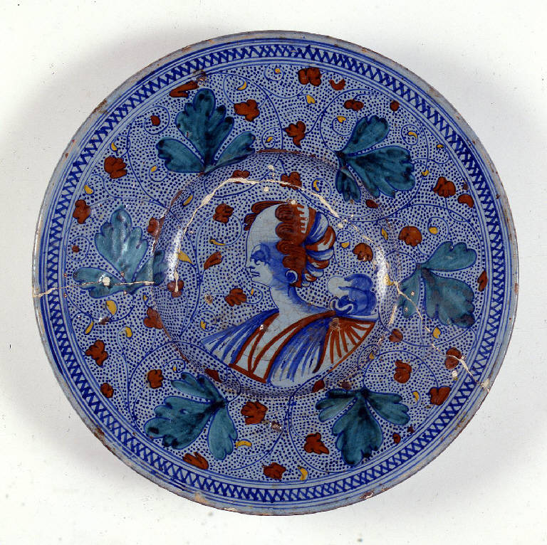 elementi decorativi vegetali con figura femminile (piatto) - ambito veneziano (fine/inizio secc. XIX/ XX)