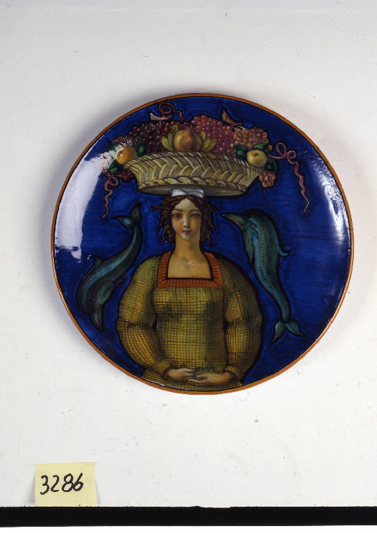 figura femminile, delfini (piatto) di Polidori, Gian Carlo (attribuito) (secondo quarto sec. XX)
