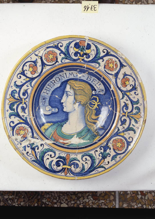 figura femminile (piatto) di Pignatelli, Enrico (attribuito) (primo quarto sec. XX)