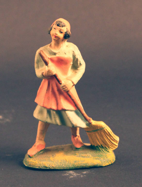 donna in attività casalinghe (statua da presepio) - ambito bergamasco (primo quarto sec. XX)