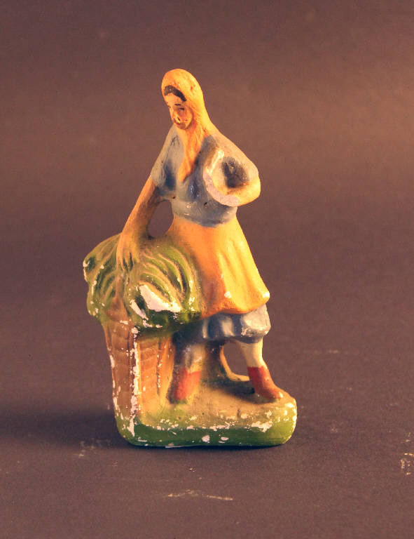 donna con fascio di erba e gerla (statua da presepio) - ambito bergamasco (seconda metà sec. XIX)