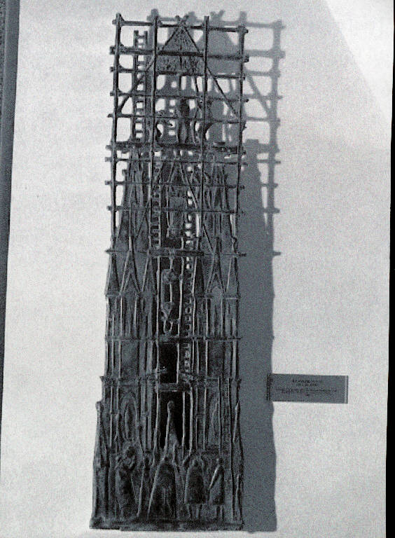Costruzione del Duomo di Milano (scultura) di Sebastio, Nicola (attribuito) (metà sec. XX)