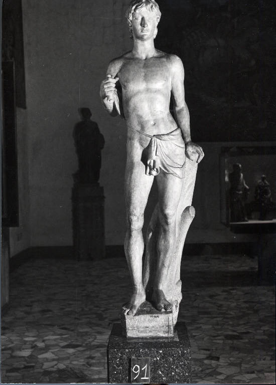 Adolescente con cartiglio arrotolato in mano (scultura) - ambito italiano||ambito Brioscano (fine/inizio secc. XV/ XVI)