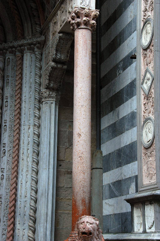 colonna di Giovanni da Campione (bottega) (sec. XIV)