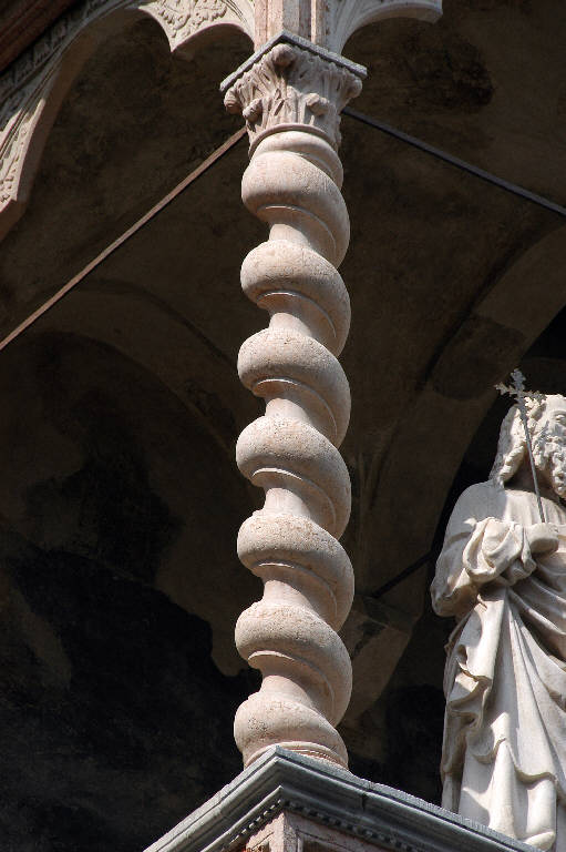 colonna tortile di Giovanni da Campione (bottega) (sec. XIV)
