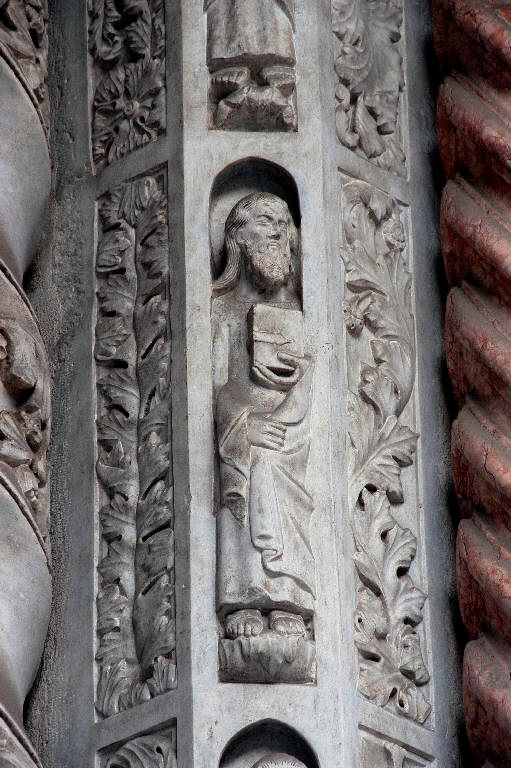 Apostolo (rilievo) di Giovanni da Campione (bottega) (sec. XIV)