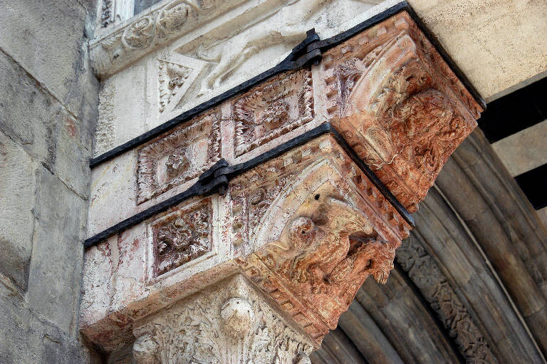 mensola architettonica di Giovanni da Campione (bottega) (sec. XIV)