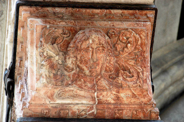 Testa di Eva (rilievo) di Giovanni da Campione (bottega) (sec. XIV)