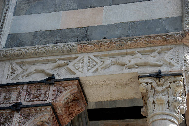 Levrieri, Cervo, Motivi decorativi vegetali (rilievo) di Giovanni da Campione (bottega) (sec. XIV)