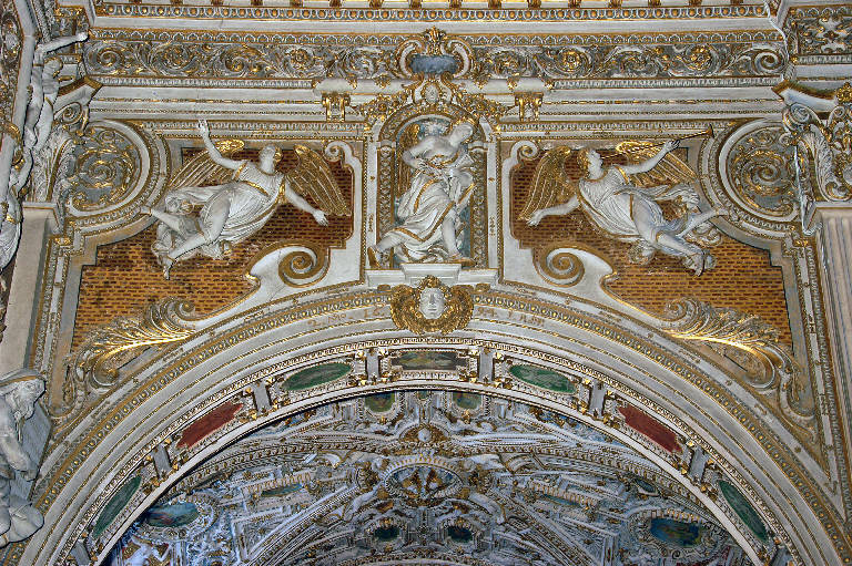 Angelo con i simboli della passione: corona di spine, Angeli in volo (decorazione plastica) di Sala, Giovanni Angelo; Sala, Gerolamo (sec. XVII)