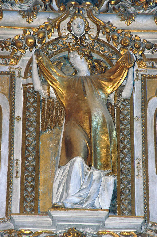 Angelo con i simboli della passione: tunica di Cristo (rilievo) di Sala, Giovanni Angelo; Sala, Gerolamo (sec. XVII)