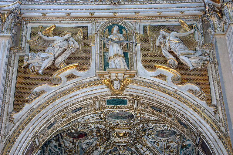 Angeli con i simboli della passione, Figura maschile (decorazione plastico-pittorica) di Sala, Giovanni Angelo; Sala, Gerolamo (sec. XVII)