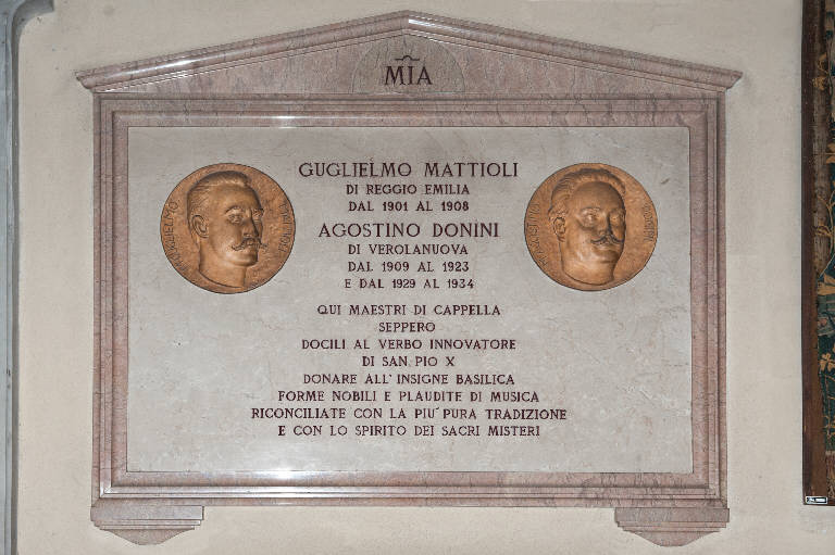Volto di Guglielmo Mattioli, Volto di Agostino Donini (lapide commemorativa) di Brolis, Piero - bottega bergamasca (sec. XX)
