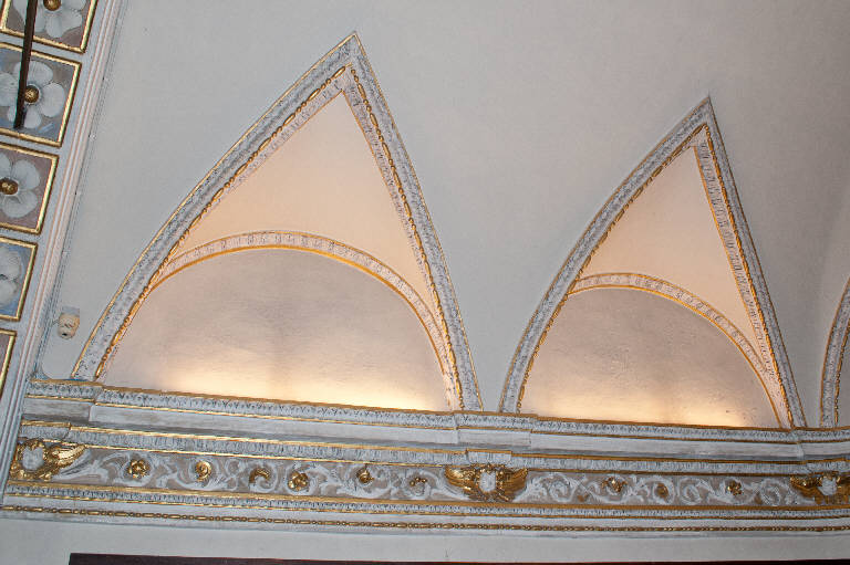 Testine d'angelo, Motivi decorativi a girali (architrave) - ambito ticinese (sec. XVII)