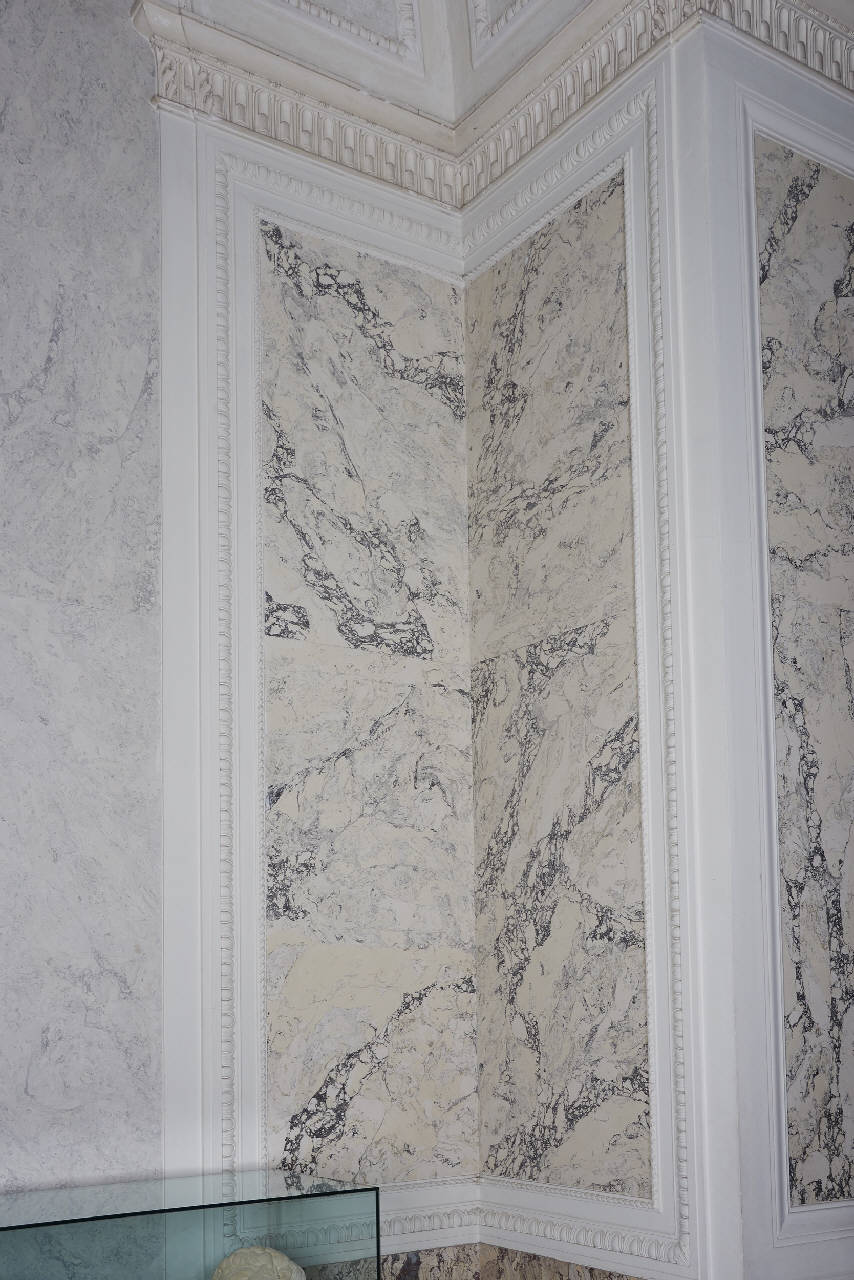 Lesena a finto marmo e cornice a rilievo (parete) (sec. XX)