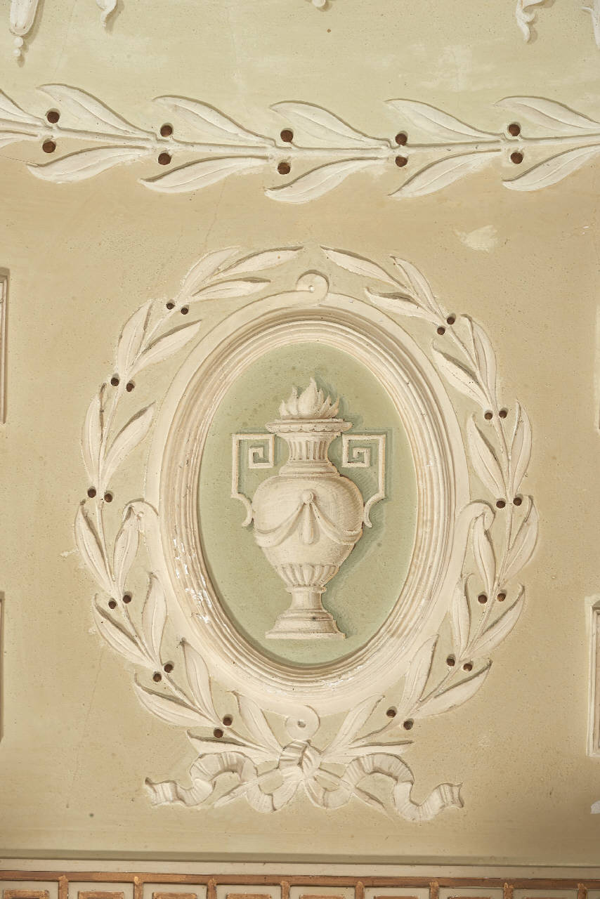 Vaso entro cornice d'alloro (decorazione plastico-pittorica) di Behlert, Karl - maestranze lombarde (inizio sec. XX)